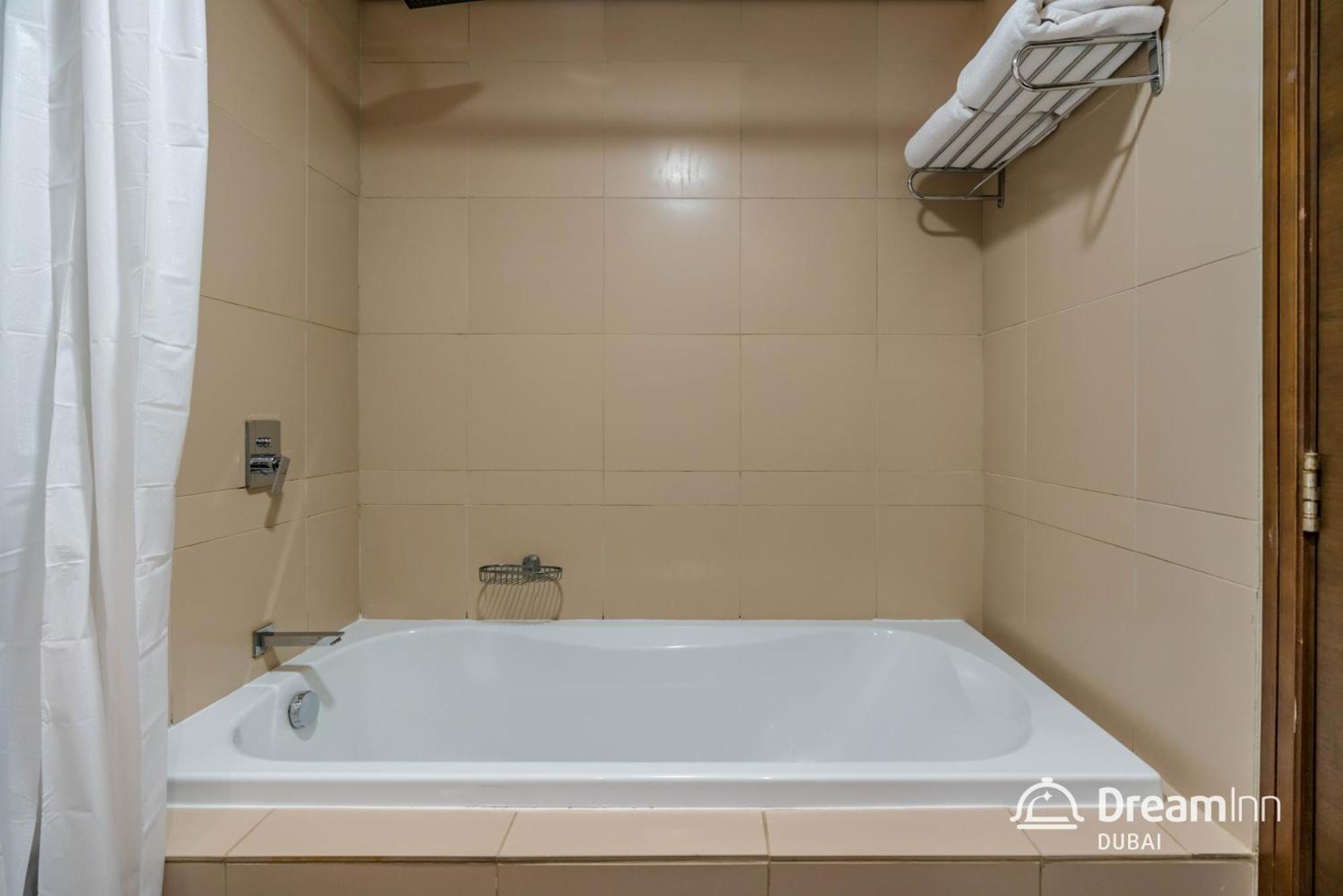 Dream Inn Apartments- West Wharf Tower Canal View Dubaï Extérieur photo
