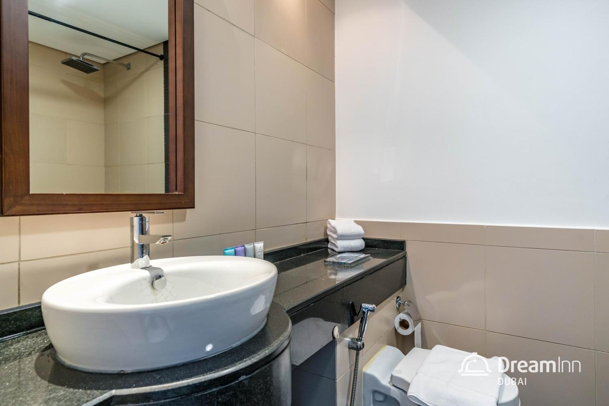 Dream Inn Apartments- West Wharf Tower Canal View Dubaï Extérieur photo